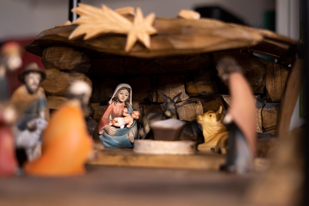 Weihnachtskrippe mit Jesus und Maria