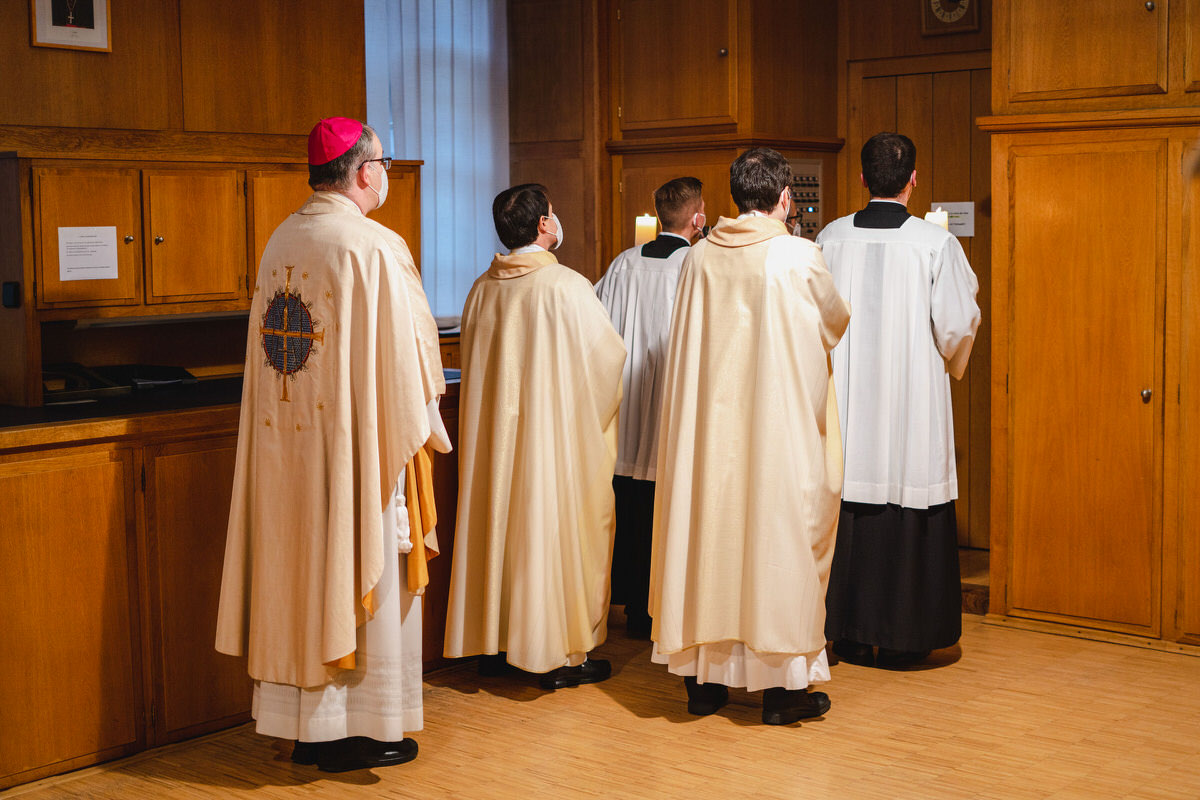 Bischof, Priester und Ministranten machen sich bereit für eine Messe